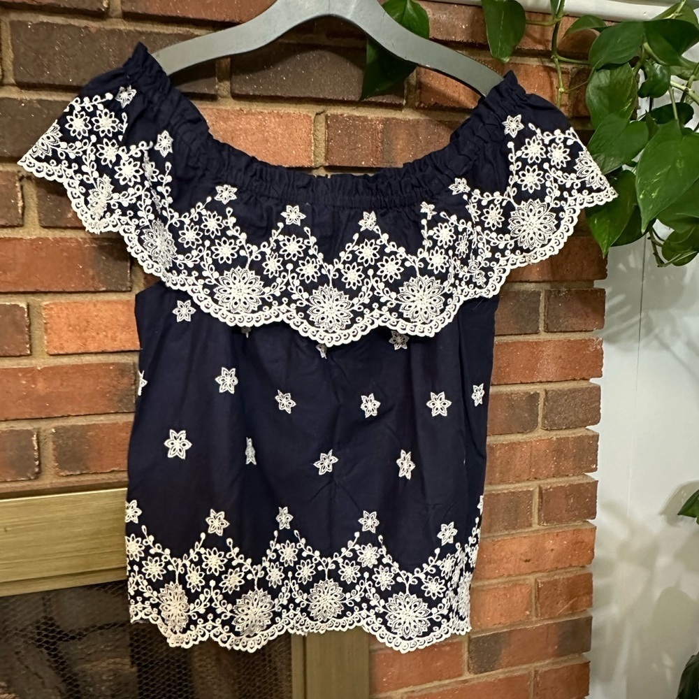 🛍️ Maurices beautiful embroidered top with excellent condition.